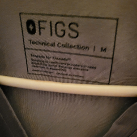 FIGS WOMEN SCRUB TOPS  SIZE M - Picture 1 of 6
